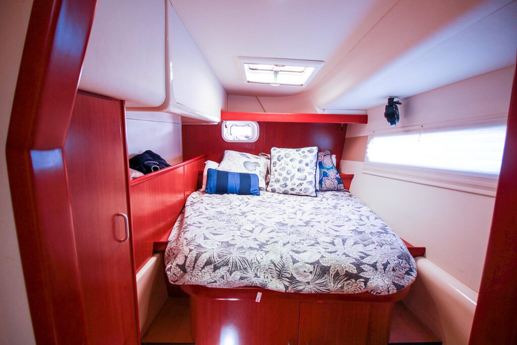 2011 Leopard 46 Catamaran DOUBLE DIAMOND guest cabin