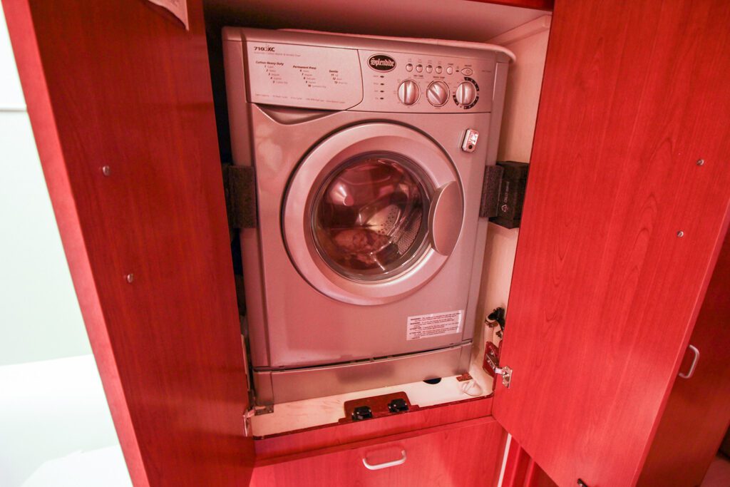 2011 Leopard 46 Catamaran DOUBLE DIAMOND washer dryer
