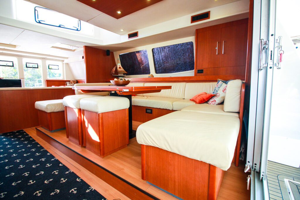 2013 Leopard 58 Catamaran AQUA BOB-salon dining