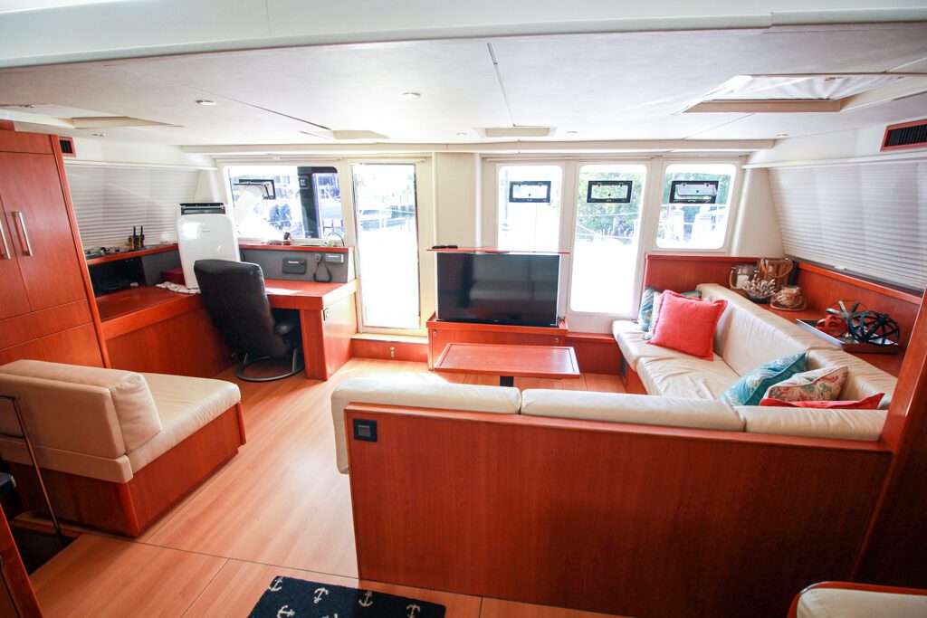 2013 Leopard 58 Catamaran AQUA BOB-salon forward