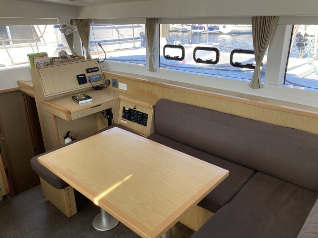 2014 lagoon 39 catamaran CARPE DIEM salon seating