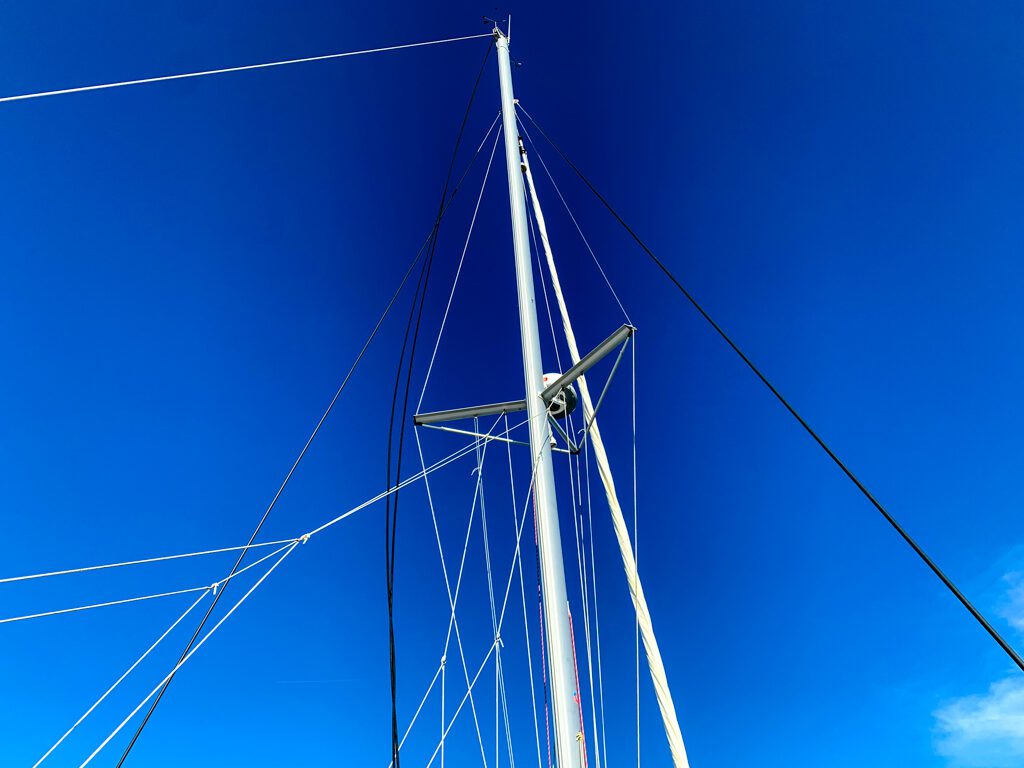 2018 Lagoon 380 Catamaran BLUE MIND mast
