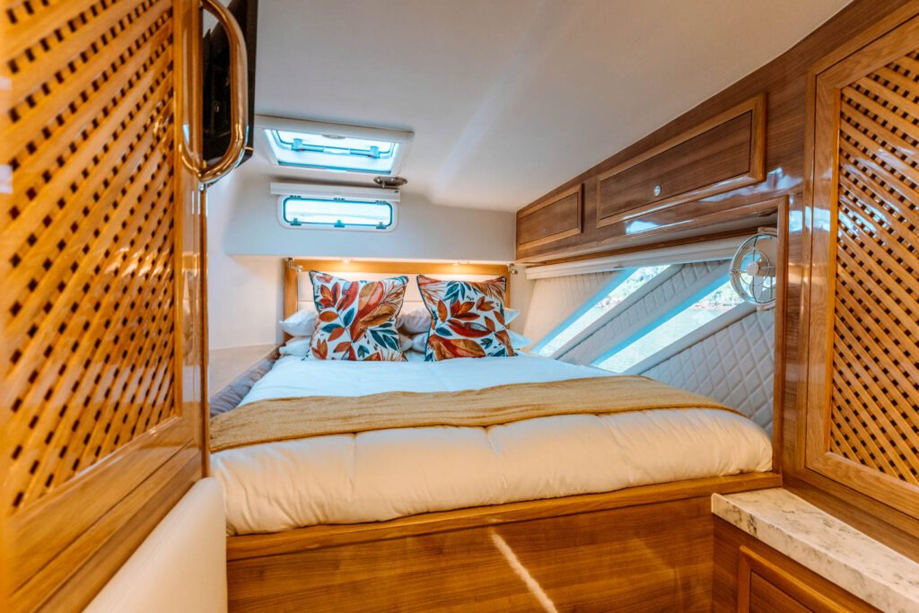 Knysna 500SE en-suite cabin with double berth